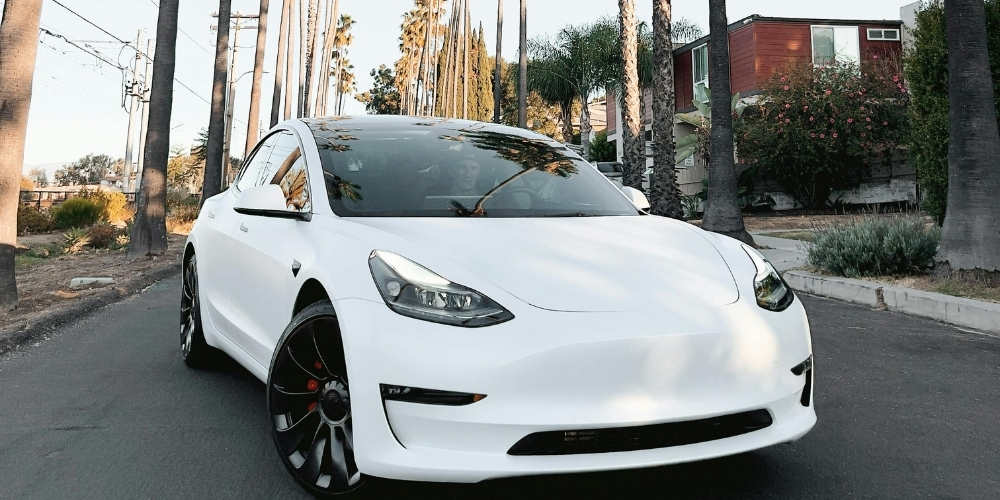 Порівняння Tesla з іншими електромобілями: чим виграє?