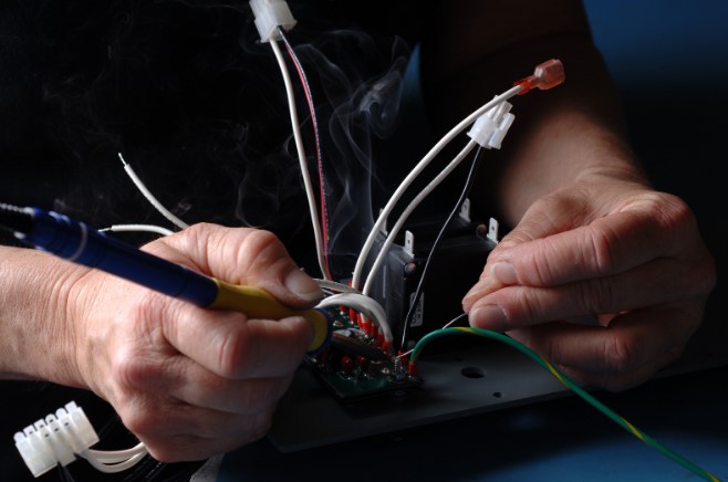 Как выбрать источник бесперебойного питания — ИБП для дома и компьютера: ключевые параметры выбора